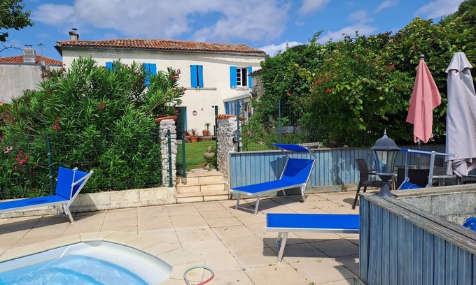 Saint-Georges-Antignac House | Charentais country house with swimming pool in the heart of the vineyards