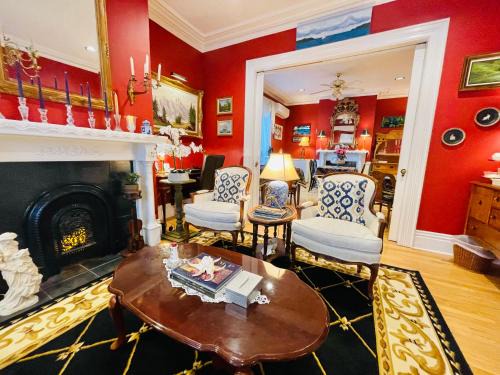 Queens Square Bed & Breakfast | Charlotte's Rose Inn