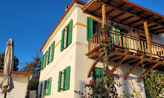 Nikita House | Charmantes, Denkmalgeschütztes Haus in Traumhafter Lage mit Meerblick