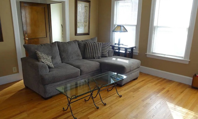 Grosse Pointe House | Charming 2-bedroom house with AC and WiFi in awesome Grosse Pointe Park