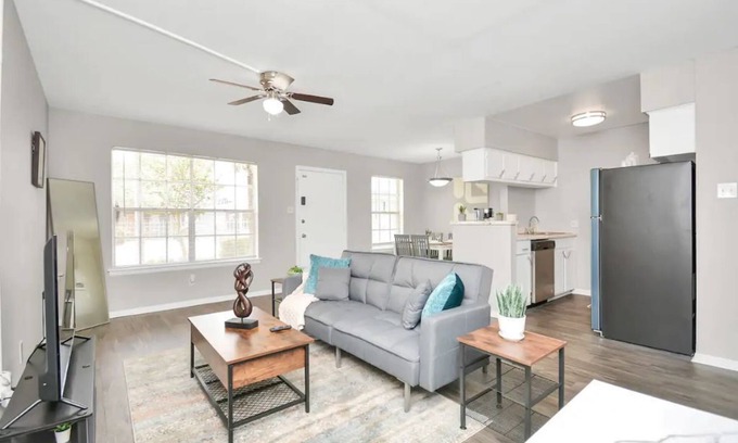 Webster Apartment | Charming 2-Bedroom unit with a Pool, Work Desk & Free Wi-Fi