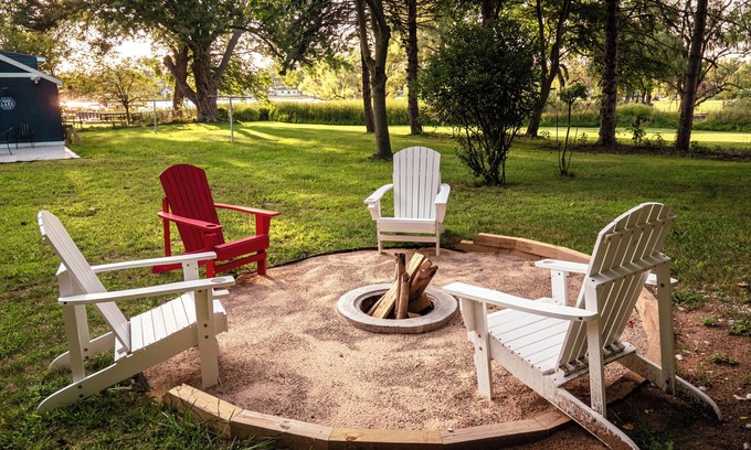 Ferrysburg Cottage | Charming 2-bedroom cottage with WiFi, AC in Spring Lake