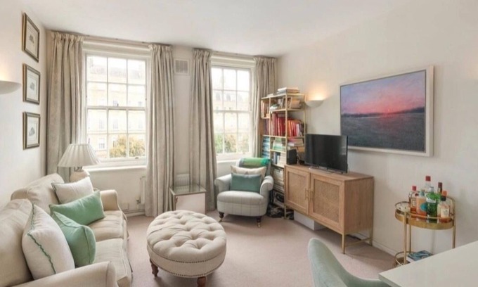 St. Mary's Park Apartment | Charming 2BR Battersea Flat in secure mansion block