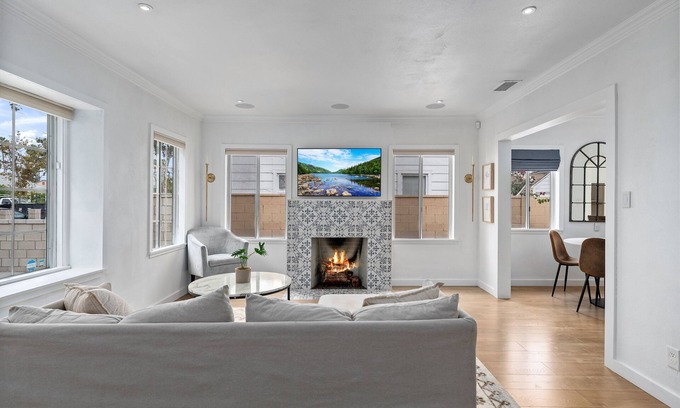 Santa Ana House | Charming 3/2 Home Near Disney & JWA