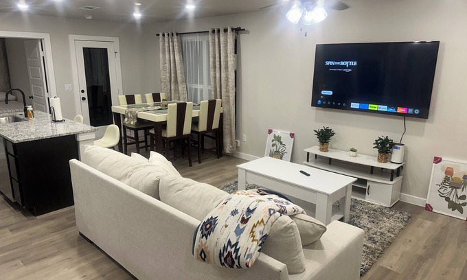 Odessa House | Charming 3-bedroom, 6 beds, 2 bathroom, house with AC and WiFi in awesome Odessa