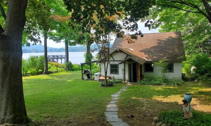 Cleverdale Cottage | Charming 3-bedroom Cottage in Cleverdale on Beautiful Lake George with AC, WiFi