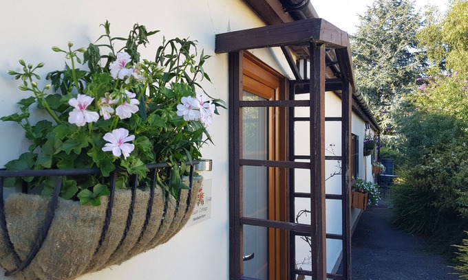 Westmarsh Cottage | Charming 3 bedroom holiday cottage at Hawthorn Farm, Kent