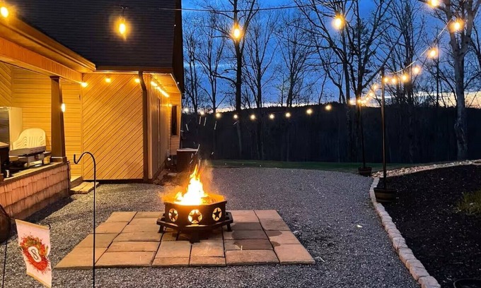 Pilot Mountain Ski Chalet | Charming 4-bedroom Chalet with WiFi and Welcoming View of Pilot Mountain