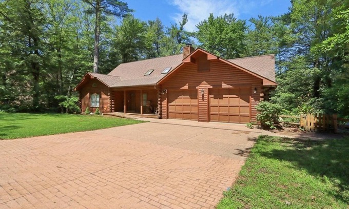 Lake Delton Cabin | Charming 7-bedroom lodge with AC, WiFi in awesome Lake Delton Wisconsin Dells