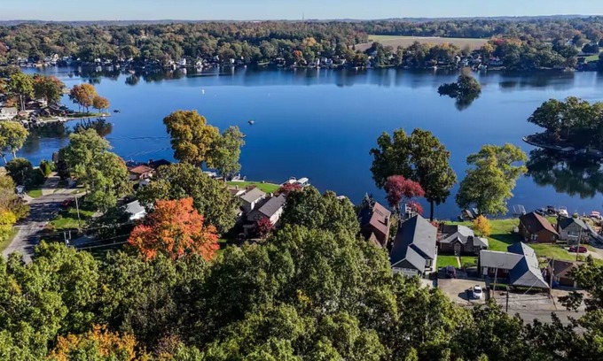 Portage Lakes Cabin | Charming Cape w/King Suite & BBQ — Walk to Portage Lakes!