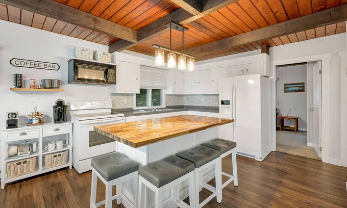 Gilford House | Charming Chalet 5 minutes to both Lake Winni & Gunstock Mtn