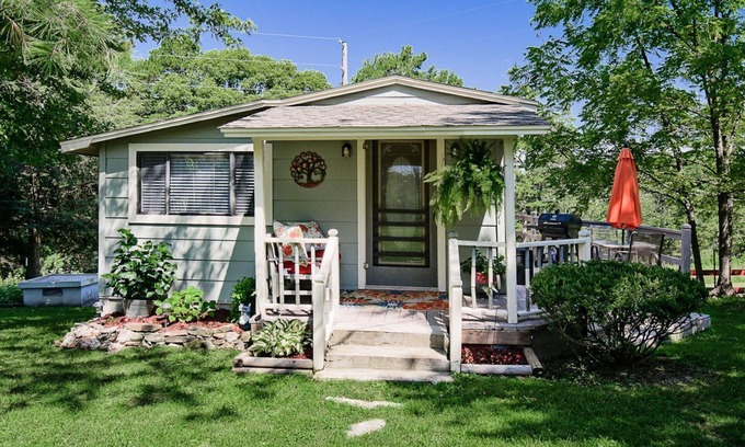 Eureka Springs Cottage | Charming cottage for two in a country setting but close to downtown.