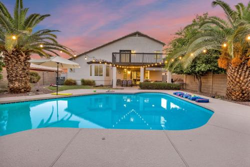 Dave Brown Autumn Hills House | Charming Desert Stay - Sparkly Pool - Fast Wi-Fi - Grill & Fire Pit