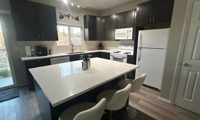 Redmond House | Charming duplex in NW Redmond, close to everything with peek-a-boo mountain view
