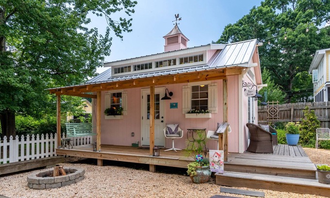 North Chesterfield Cottage | Charming Guesthouse at Historic Bon Air Estate with WiFi, AC