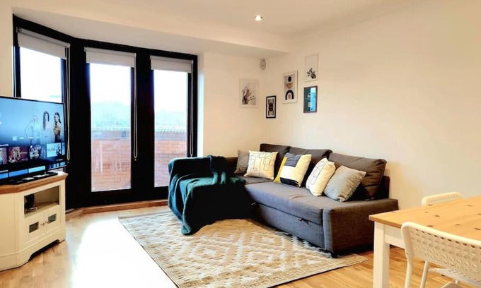 Glasgow Westend Apartment | Charming Home Overlooking River Clyde