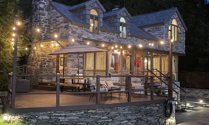 White Mills House | Charming Lakefront Retreat: Stunning Views, Cozy Ambiance