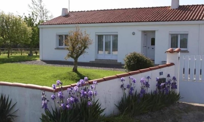 Chateau-d'Olonne Cottage | Charming Renovated 70s House with Large Private Garden, WiFi, and Terrace Near Les Sables-d'Olonne