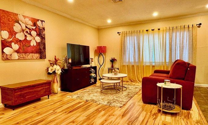Hempstead Apartment | Charming Urban3-bedroom apartment in Hempstead with WiFi and AC