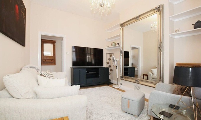 Golborne Apartment | Charming Victorian Home in Westminster