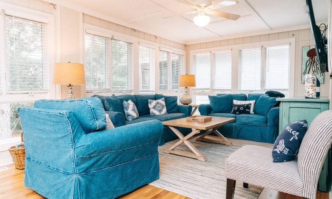 Twin Oaks House | Charming Wild Dunes Cottage with free golf cart