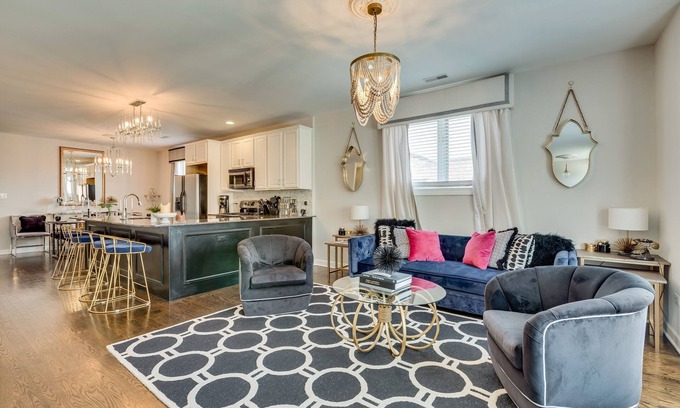 Tri-Taylor Apartment | Chi-Town Chill - Get Anywhere in the City from This Perfectly Located Duplex by AllSet Turnover