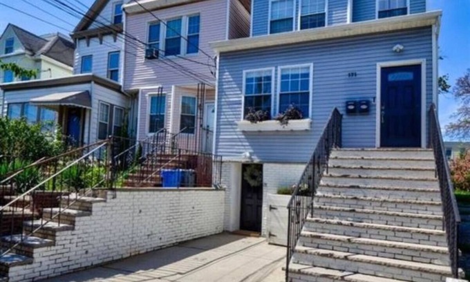 Communipaw House | Chic 3 bedroom apartment. (Upstairs Unit)