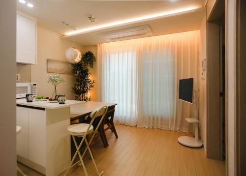 Hapjeong-dong Apartment | Chic Stay 홍대 합정 신촌 # 최대8인 # 신축 엘리베이터 # 무료짐보관 # 무료주차