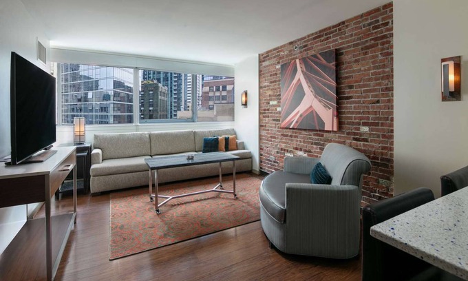 Downtown Chicago Resort | Chicago's Best Kept Secret! Pets Allowed, Near The River Theater and Aon Center