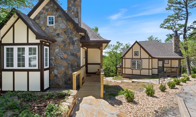 Eureka Springs Historic District Cabin | Chimney Nook at Tudor Suites