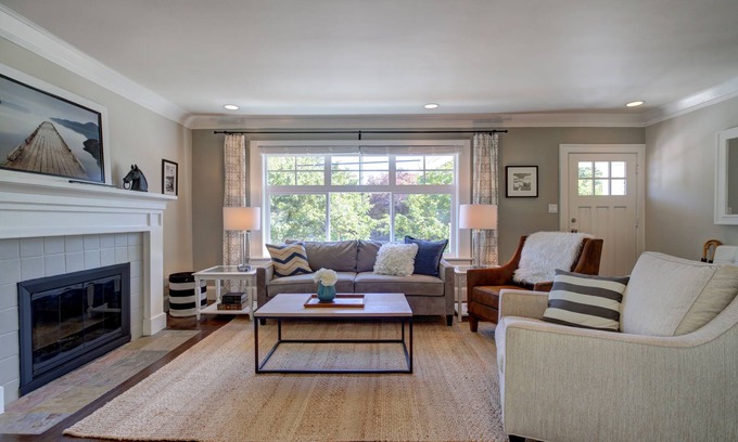Fremont Apartment | City Haven II - Blocks from Zoo, Downtown Bus, Restaurants, W/parking