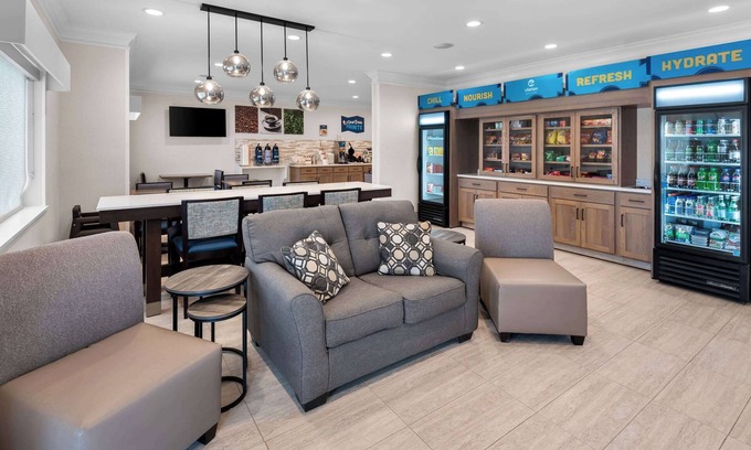 Mattoon Hotel | Clarion Pointe Mattoon near University