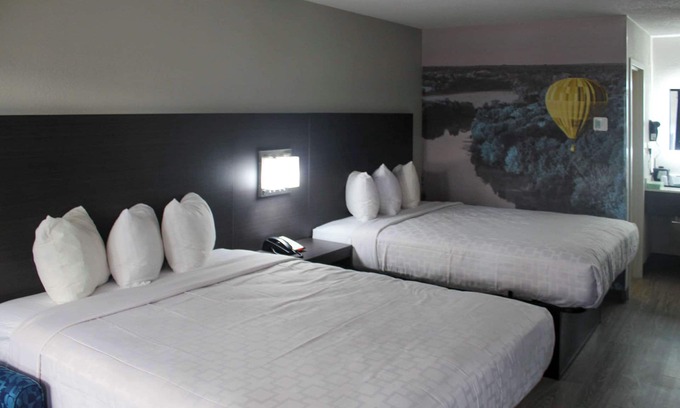 Statesville Hotel | Clarion Pointe Statesville