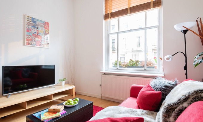 Warwick Apartment | Classic 2 Bed, Ground Floor + Fantastic Central Location +