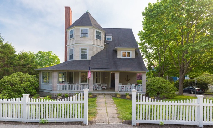 York Harbor House | Classic Maine Cottage short walk to beach, harbor, trails, park & village.