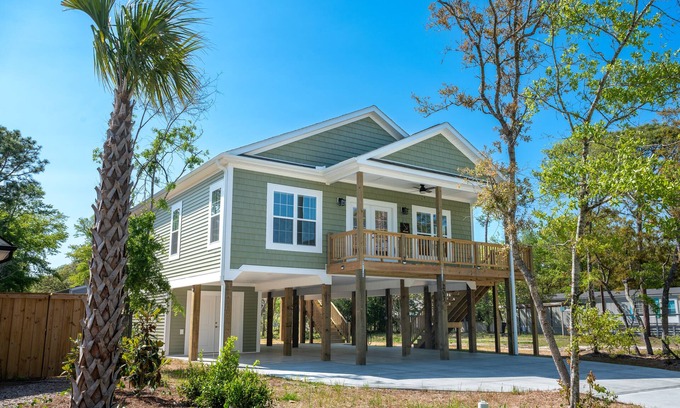 Tranquil Harbour House | Clean home on quiet street/Walk to beach & shops/Small, non-shedding dogs