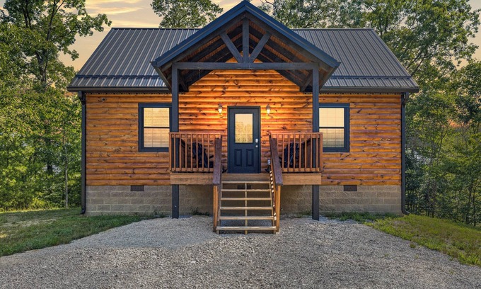Rogers Cabin | Cliff Haven at Red River Gorge 2-bedroom cabin with WiFi, AC, Fire Pit, Hot Tub