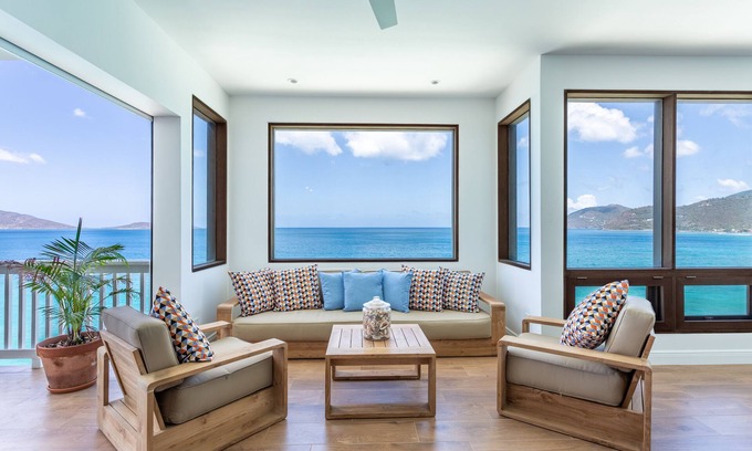 West End Villa | CLIFF HOUSE ONE spectacular design, 2 min walk to 2 beaches, surf & restaurants