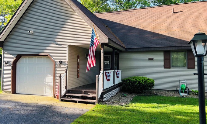 Indian River House | Clink’s Cabin- cozy home situated in beautiful picturesque Indian River Michigan