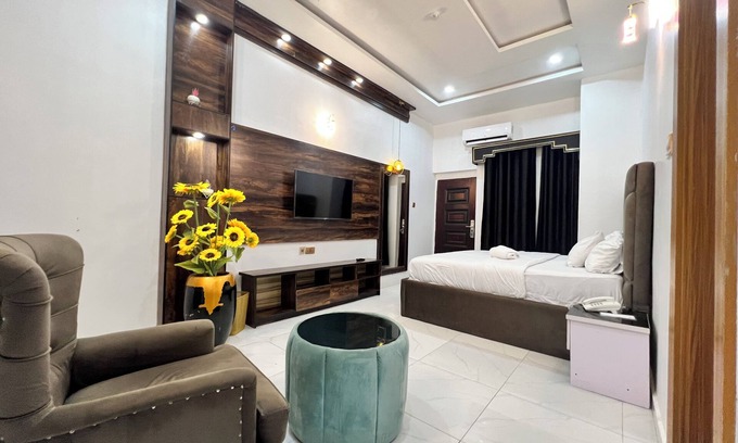 Ekrokpe Hotel | Clique Court Hotel & Suite