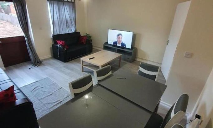 Evelyn House | Close To Central London - 4 Bedroom House, 9 beds, Sleeps 16, Free parking