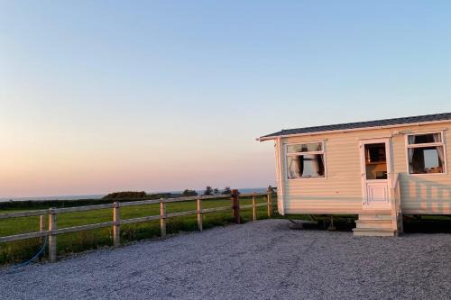 Garn Fadryn House | Coastal Chalet in Tudweiliog- Tyddyn Mawr