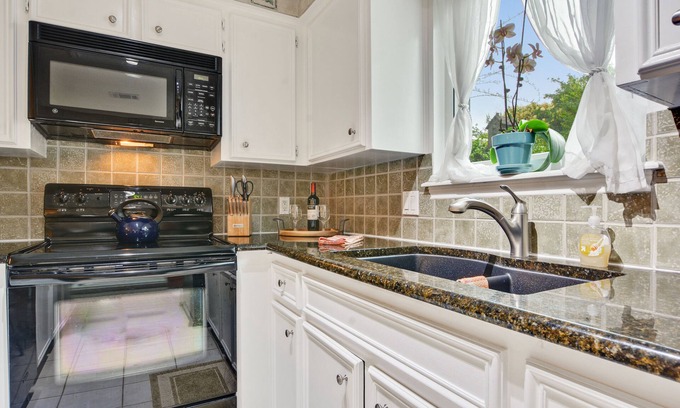 Georgetown Cottage | COLLEGE STREET COTTAGES - GEORGETOWN SQUARE AREA - HISTORIC DISTRICT