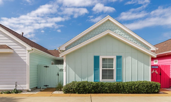 Corpus Christi Cottage | Colorful Pet-Friendly Cottage with Private Patio Near Sandy Texas Beaches