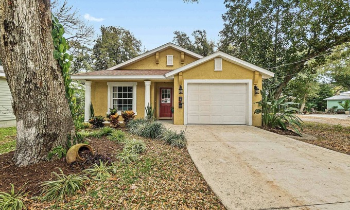 Palm Coast House | Come enjoy Serenity by the Sea - private, quiet, but close to everything.