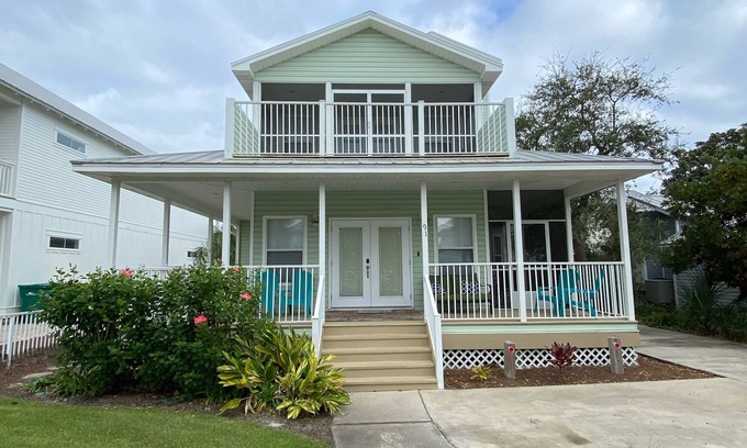 Crystal Beach House | Come stay at Pelicans Perch!The ultimate beach house. 3 minute walk to beach !
