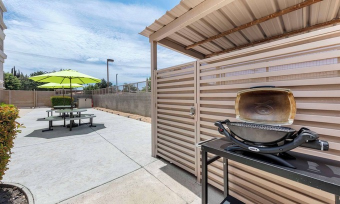 Tulare Hotel | Comfort Suites