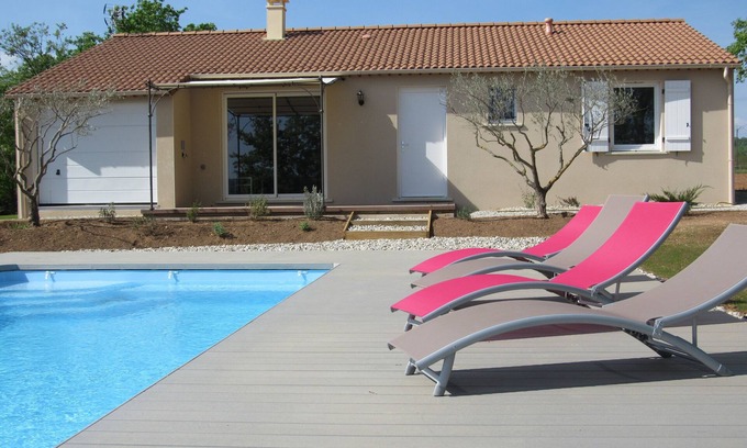 Casteljau Cottage | Comfortable detached house with swimming pool 3 bedrooms, 2 bathrooms for 6 to 8 people