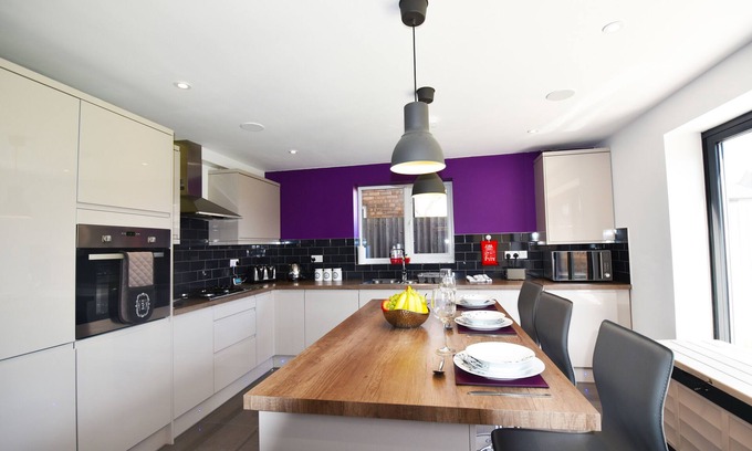 Leicester House | Comfortable home with mod cons in a peaceful area giving you a homely feel.