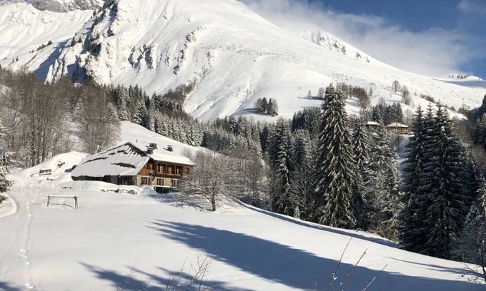 Taninges Bed & Breakfast | Comfortable off grid mountain lodge with SPA.